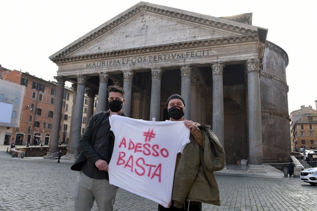 Noi giovani ci siamo stancati delle paghe da fame Noi giovani ci siamo stancati delle paghe da fame