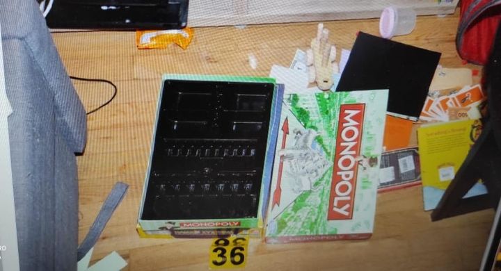 Tο κουτί του επιτραπέζιου που «έκρυβε» τα χρήματα ο 33χρονος πιλότος