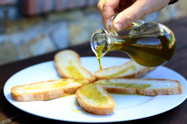 Aceite de oliva sobre pan tostado.