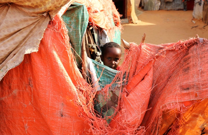 Un niño, en un campo de refugiados a las afueras de Mogadiscio, Somalia.