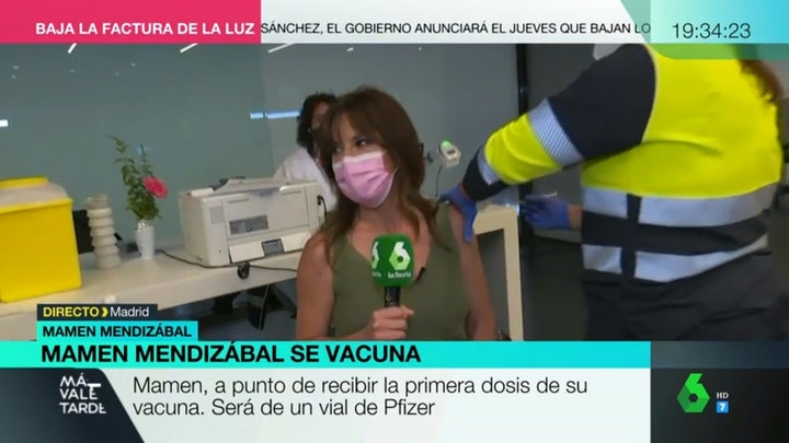 Mamen Mendizábal, durante su vacunación en directo.