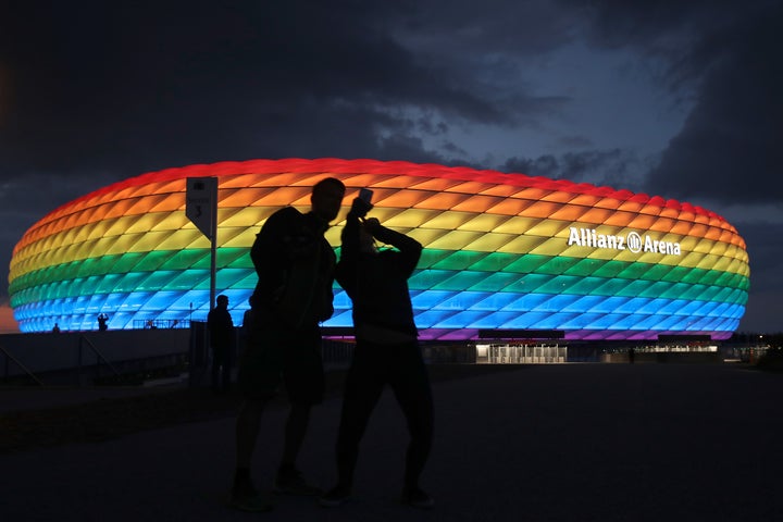 la fachada del Allianz Arena iluminada con los colores de la bandera arcoiris, en verano de 2020