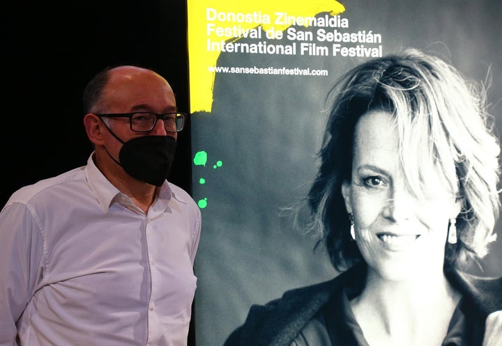Jose Luis Rebordinos posa con el cartel de la próxima edición.