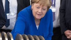 Η Μέρκελ προβλέπει «γιγαντιαίες» γερμανικές κρατικές επενδύσεις στη βιομηχανία μετά από την