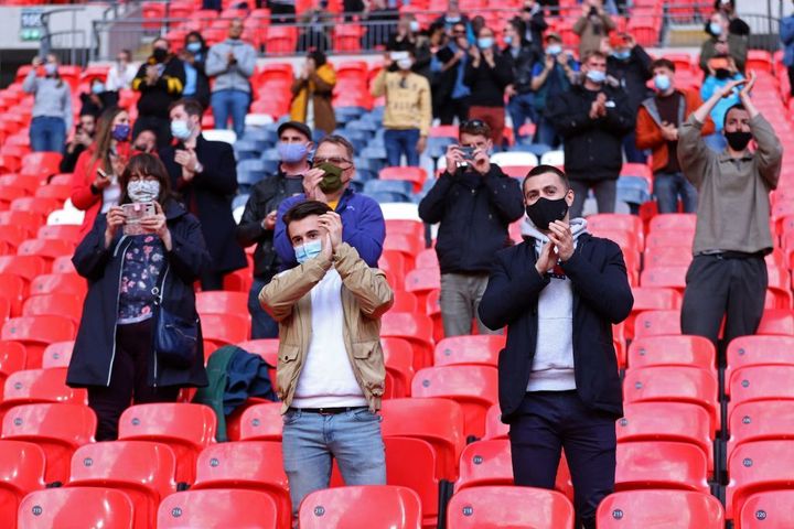 Espectadores con sus mascarillas en Wembley