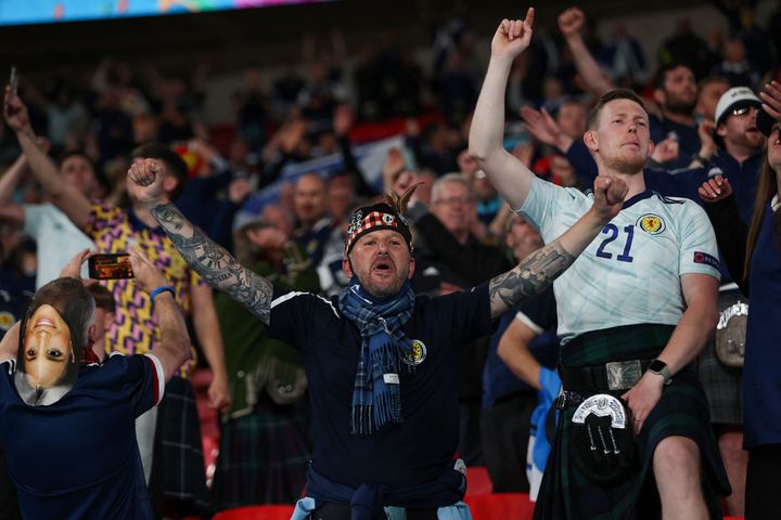 18 Ιουνίου 2021. Οπαδοί της Σκωτίας παρακολουθούν με αγωνία τον ποδοσφαιρικό αγώνα στο EURO 2021 με αντίπαλο την Αγγλία στο Γουέμπλεϊ. (Photo by Carl Recine / POOL / AFP) (Photo by CARL RECINE/POOL/AFP via Getty Images)
