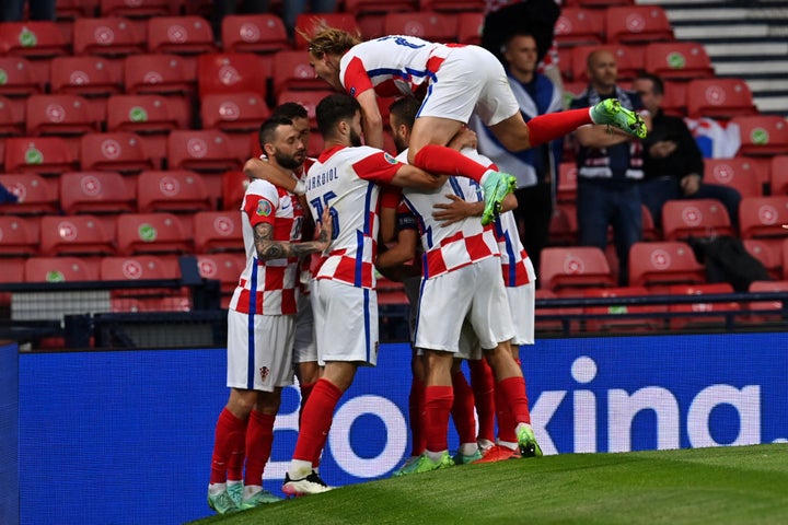 Luka Modric celebra su tanto junto a sus compañeros