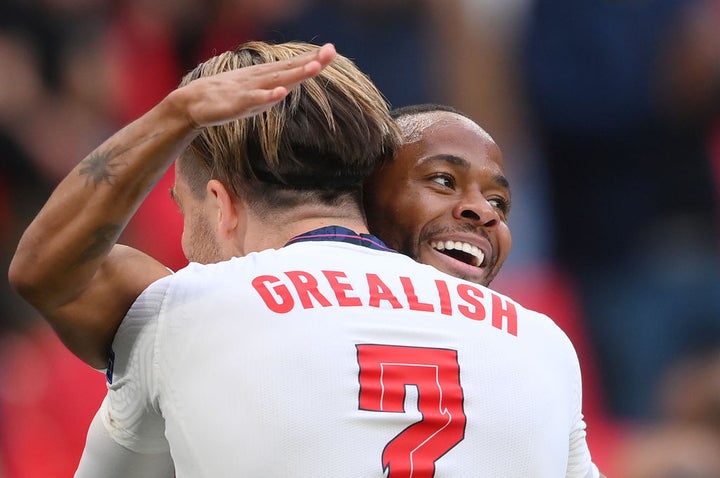 Sterling celebra su gol junto a Grealish