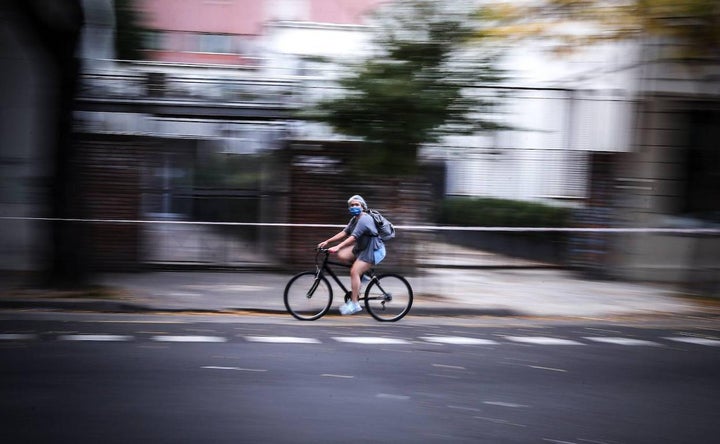 Montar en bici en la ciudad.
