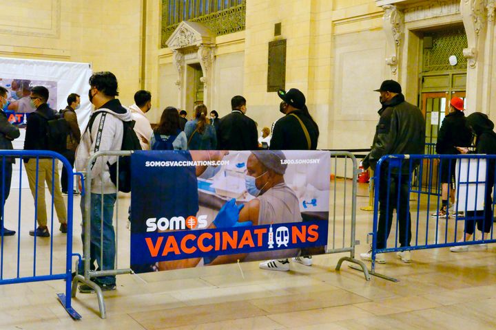 ニューヨーク、グランドセントラルで無料ワクチンに並ぶ人々＝2021年05月13日