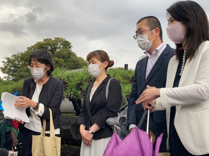 取材に応じる弁護団ら