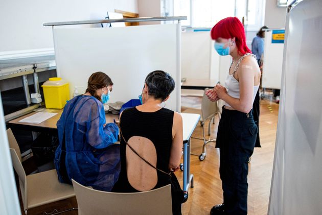 La vaccination des adolescents contre le Covid-19 peut se faire sans leurs parents (photo prise dans un centre de vaccination le 15 juin 2021 à Paris)