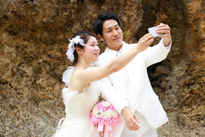 Happy full of wedding photos taken along the beach in Japan Okinawa Prefecture
