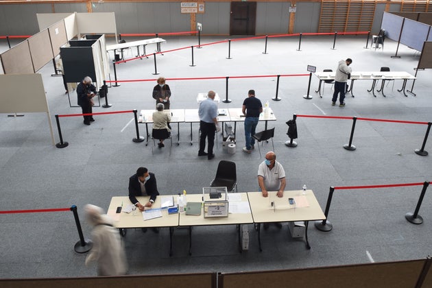Les électeurs déposent leurs bulletins de vote à Saint-Rémy-Sur-Avre, dans le nord-ouest de la France, pour le 1er tour des élections régionales, le 20 juin 2021. (Photo by GUILLAUME SOUVANT/AFP via Getty Images)