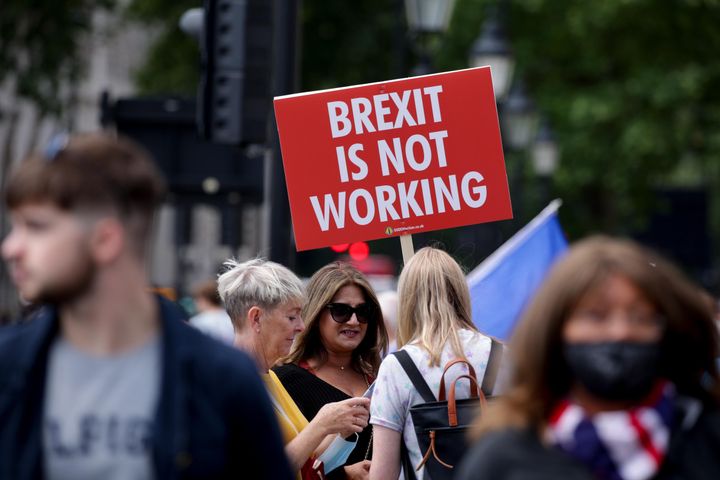 23 Ιουνίου 2021 - Λονδίνο, Διαδήλωση έξω από το κοινοβούλιο κατά του Brexit με αφορμή την συμπλήρωση πέντε χρόνων από την ημέρα του δημοψηφίσματος για την αποχώρηση του Ηνωμένου Βασιλείου από την Ε.Ε.: )