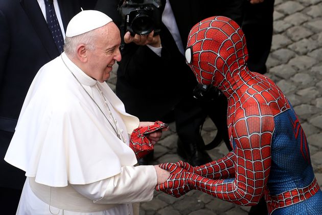 ローマ教皇とスパイダーマンに扮した男性のツーショット