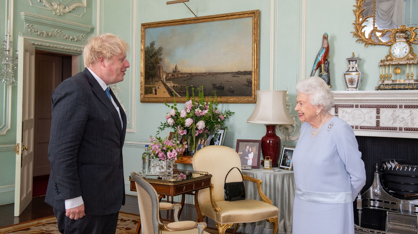 La Reine D Angleterre Et Boris Johnson Reprennent Leurs Habitudes Interrompues Par Le Covid Le Huffpost