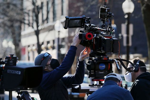 Un homme prépare une caméra sur le tournage du film 