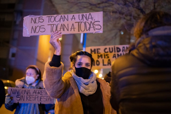 Mujer con una pancarta contra el acoso a las mujeres.
