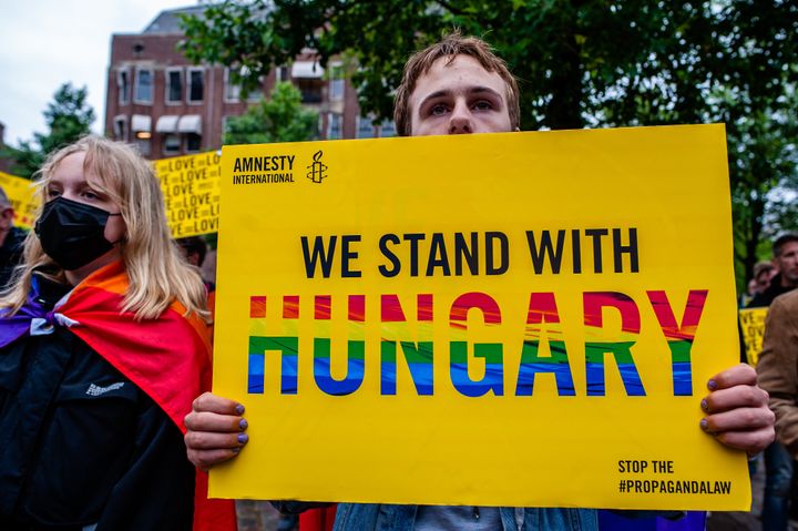 Διαδηλωτής με πλακάτ της Διεθνούς Αμνηστίας σε συγκέντρωση εναντίον του νόμου αντι-ΛΟΑΤΚΙ, που οργανώθηκε στο Άμστερνταμ της Ολλανδίας στις 21 Ιουνίου 2021. (Photo by Romy Arroyo Fernandez/NurPhoto via Getty Images)