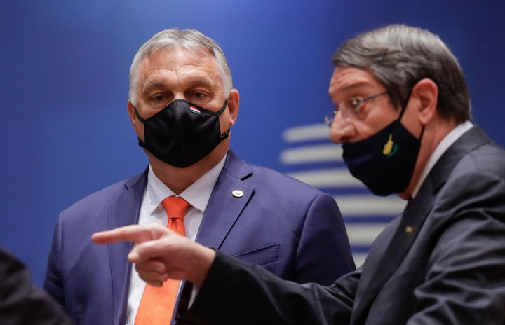 O Πρόεδρος της Κύπρου Νϊκος Αναστασιάδης σε στιγμιότυπο από τη σύνοδο κορυφής της ΕΕ στις 24 Ιουνίου 2021, μοιάζει σα να επιχειρεί να δείξει στον Ούγγρο Βίκτορ Ορμπάμ τον σωστό δρόμο...Το μπαράζ αντιδράσεων για την αντι-ΛΟΑΤΚΙ νομοθεσία στην Ουγγαρία εξελίσσεται σε χιονοστιβάδα. (Photo by Olivier HOSLET / POOL / AFP) (Photo by OLIVIER HOSLET/POOL/AFP via Getty Images)
