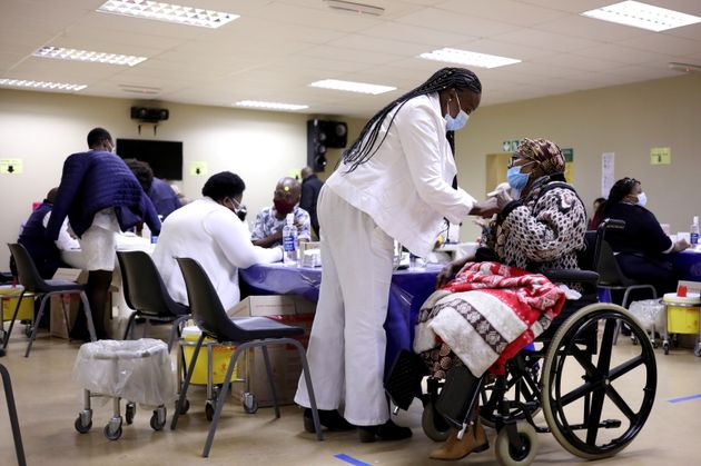 Une femme se fait vacciner contre le Covid-19, à Johannesburg en Afrique du Sud, le 17 mai 2021