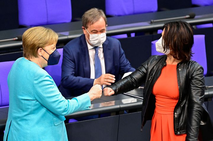 Επίδειξη πολιτικού Πολιτισμού στο Γερμανικό Κοινοβούλιο, όπου η Άγκελα Μέρκελ χαιρετά φιλικά την Αναλένα Μπέρμποκ των Πράσινων, υπό το βλέμμα του υπουψηφίου των Χριστιανοδημοκρατών για την καγκελαρία Άρμιν Λάτσετ. (Photo by Tobias SCHWARZ / AFP) (Photo by TOBIAS SCHWARZ/AFP via Getty Images)