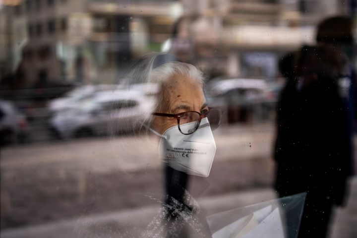 Ηλικιωμένη γυναίκα με μάσκα στην Αθήνα.