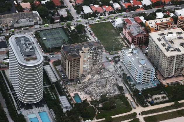 Un immeuble s'effondre en Floride, 99 personnes portées disparues