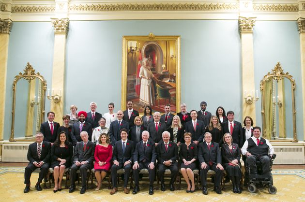 2015年11月、首相に就任したトルドー氏の新内閣。閣僚の男女比を半数にした。