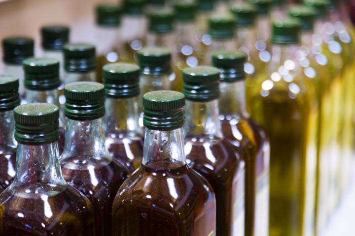 Botellas de aceite de oliva en el supermercado.