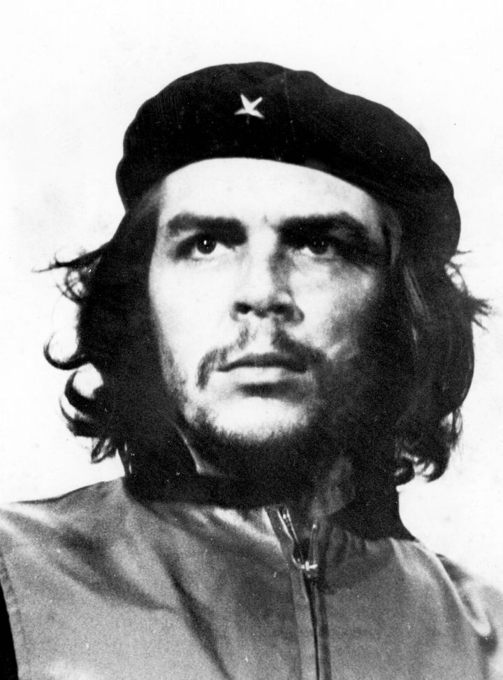 Description en Popularized cropped version of en:Che Guevara (photo) | Guerrillero Heroico - en:Che Guevara | Che Guevara at the funeral ... 