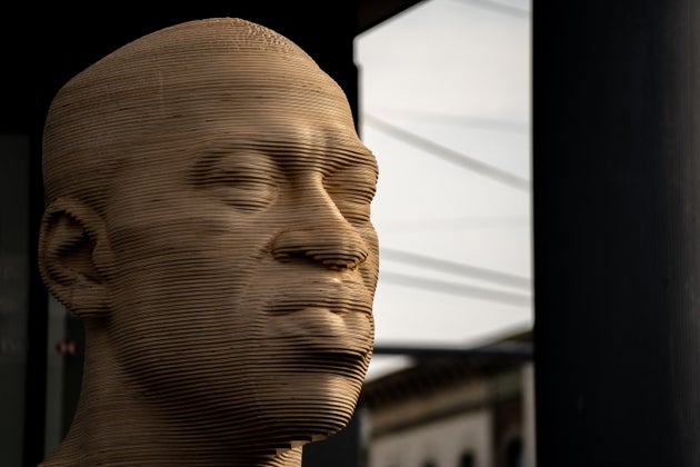 Cette statue de George Floyd installée à Brooklyn a été dégradée, probablement par un groupuscule d'extrême droite.