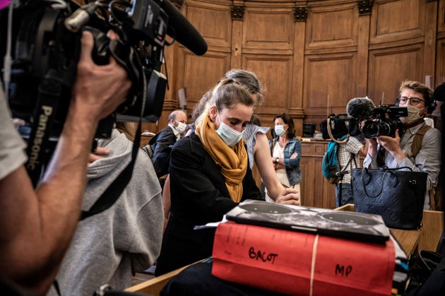 Valérie Bacot (ici au centre avec l'écharpe jaune) est actuellement jugée pour avoir tué son mari violent, violeur et proxénète. Elle a fait un malaise au moment de l'énoncé des réquisitions de l'avocat général.