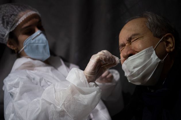 Un test PCR sur un patient à Nantes le 18 janvier 2021. (Photo d'illustration)