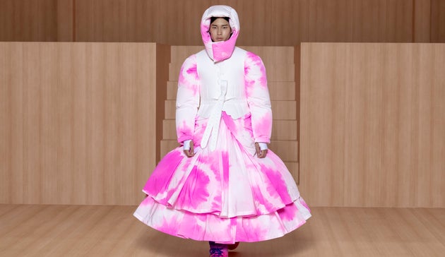 La robe fait son entrée chez Louis Vuitton, côté hommes.