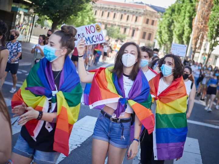 Un grupo de chicas, con la bandera LGTB durante el Orgullo 2020 en Pamplona (Navarra). 