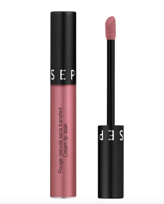 <a href="https://www.awin1.com/cread.php?awinmid=15694&awinaffid=637001&clickref=&ued=https%3A%2F%2Fwww.sephora.es%2Fp%2Fcream-lip-stain---barra-de-labios-aterciopelada-de-fijacion-extrema-P407019.html%3Futm_content%3Ddeeplink" target="_blank" role="link" data-ylk="subsec:paragraph;itc:0;cpos:__RAPID_INDEX__;pos:__RAPID_SUBINDEX__;elm:context_link">Cream Lip Stain, de Sephora</a>