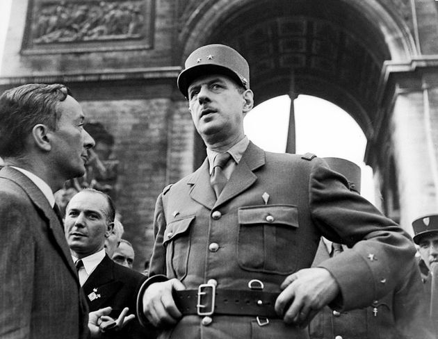 Charles De Gaulle et Georges Bidault à Paris, le 26 août 1944, devant l'Arc de Triomphe....
