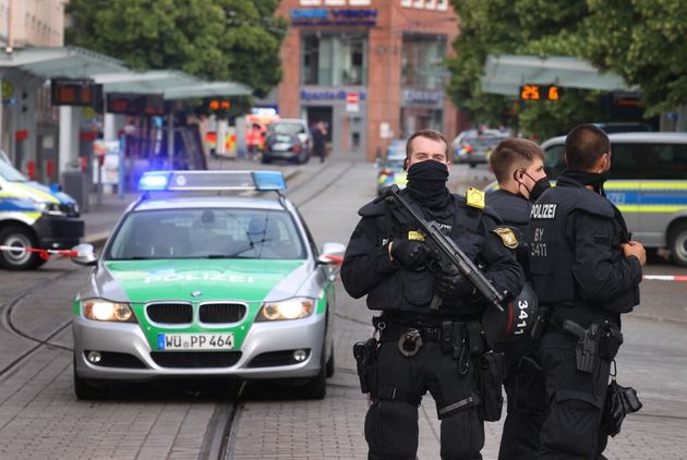 Des policiers quadrillent la ville de Wurtzbourg en Allemagne après une agression qui a fait plusieurs morts et des blessés ce 25 juin