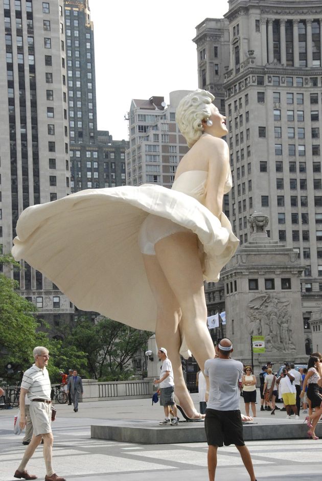 モンロー像。写真は2011年、シカゴの街頭に設置された時のもの。