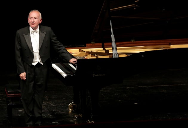 Il Piano Di Pollini Stavolta Ha Suonato Per Ridarci Indietro La Vita Che Abbiamo Vissuto L Huffpost