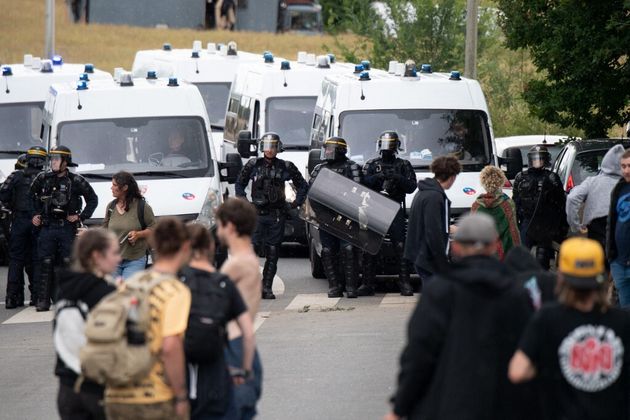 Une rave party illégale à Redon s'est terminée par des affrontements avec la police. un fêtard a eu la main arrachée.