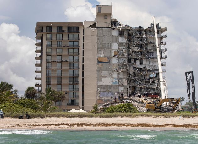 L'immeuble Champlain Towers South partiellement effondré, à Surfside en Floride, le 26 juin 2021.