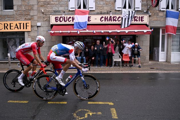 Ce dimanche 27 juin, les coureurs du Tour de France (ici les Français Anthony Pérez et Jérémy Cabot) ont traversé des villes et villages où se déroulaient en même temps les élections régionales et départementales. Un défi logistique pour les élus locaux.