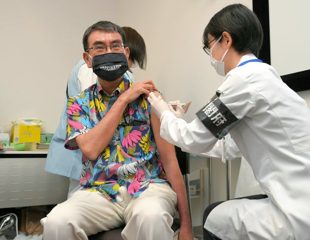 新型コロナウイルスのワクチンを接種する河野太郎規制改革担当相(左)=6月21日、東京都千代田区