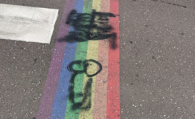 À Besançon, une croix gammée et un pénis ont été dessinés sur un passage piéton aux couleurs du drapeau LGBT. La mairie de la ville a dénoncé ce méfait et déposé plainte.