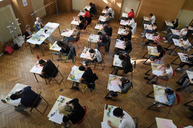 Ce lundi 28 juin, des centaines de milliers d'élèves de troisième planchent sur la dictée du brevet des collèges (photo d'illustration prise mi-juin à Strasbourg durant les épreuves écrites du baccalauréat).