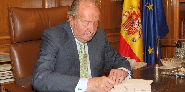 MADRID, SPAIN - JUNE 02: (EDITORIAL USE ONLY, NO SALES) In this handout image provided by the Spanish Royal Palace, King Juan Carlos of Spain signs papers to confirm his abdication on June 02, 2014 in Madrid, Spain. (Photo by Casa de Su Majestad el Rey via Getty Images)
