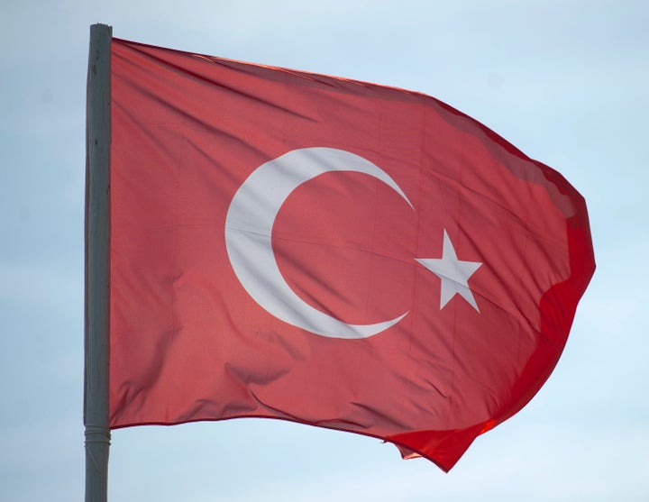 турция скорбим. флаг турция в анталии. флаг турции. приспущенный турецкий флаг. турция сейчас.